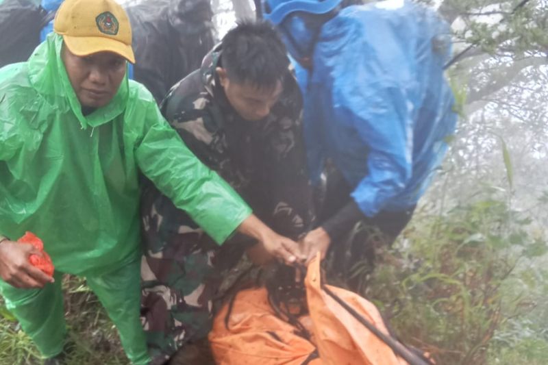 Personel TNI AD mengevakuasi korban pesawat jatuh ATR 24-500 di Gunung Bulusaraung, Pangkep, Sulsel, Senin (19/1).