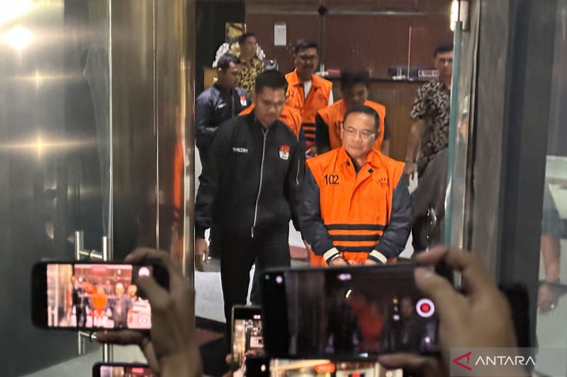 Bupati Pati Sudewo (depan) berjalan menuju mobil tahanan setelah ditetapkan sebagai salah satu tersangka kasus dugaan pemerasan dalam pengisian jabatan perangkat desa di Pemkab Pati.