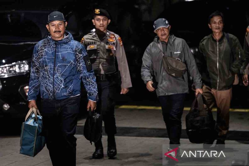 Wali Kota Madiun Maidi (kiri) bersama Kepala DPUPR Kota Madiun Thariq Megah (kanan) dikawal petugas di Gedung Merah Putih KPK, Jakarta, Senin (19/1) malam.