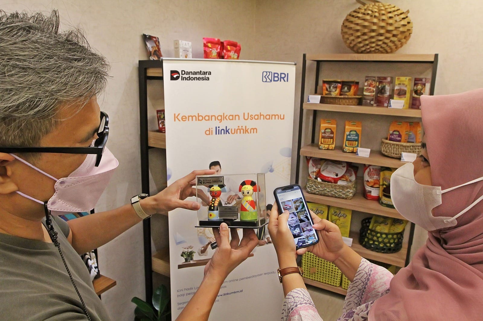 UMKM NAIK KELAS: Aktivitas produksi camilan rumahan NM Kitchen di Jakarta Selatan yang berkembang lewat pendampingan LinkUMKM BRI.