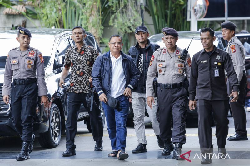 Bupati Pati Sudewo (ketiga kiri) dikawal petugas setibanya di Gedung Merah Putih KPK, Jakarta, Selasa (20/1).