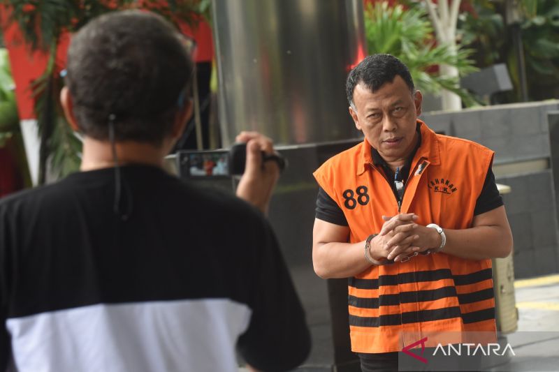 Bupati Ponorogo nonaktif Sugiri Sancoko berjalan menuju ruang pemeriksaan di Gedung Merah Putih KPK, Jakarta.