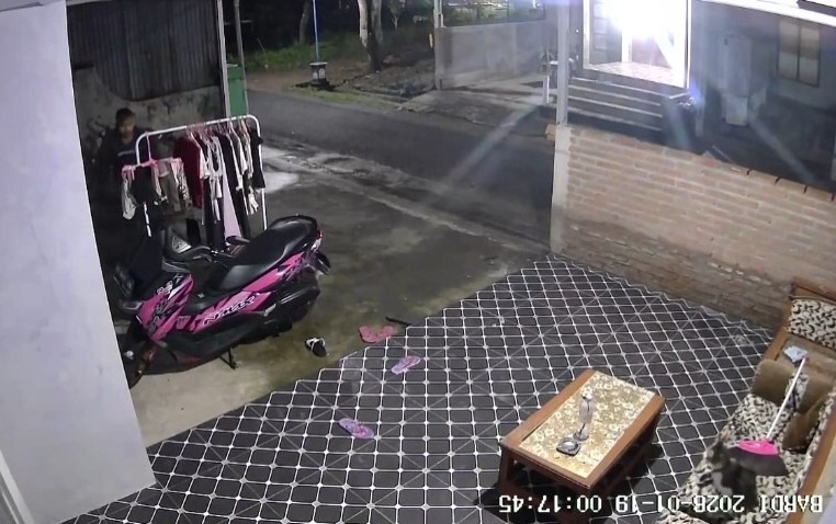 VIRAL: Rekaman CCTV memperlihatkan pemuda mencuri pakaian dalam wanita di Kelurahan Brotonegaran, Ponorogo, Senin (19/1) dini hari. FOTO: ISTIMEWA