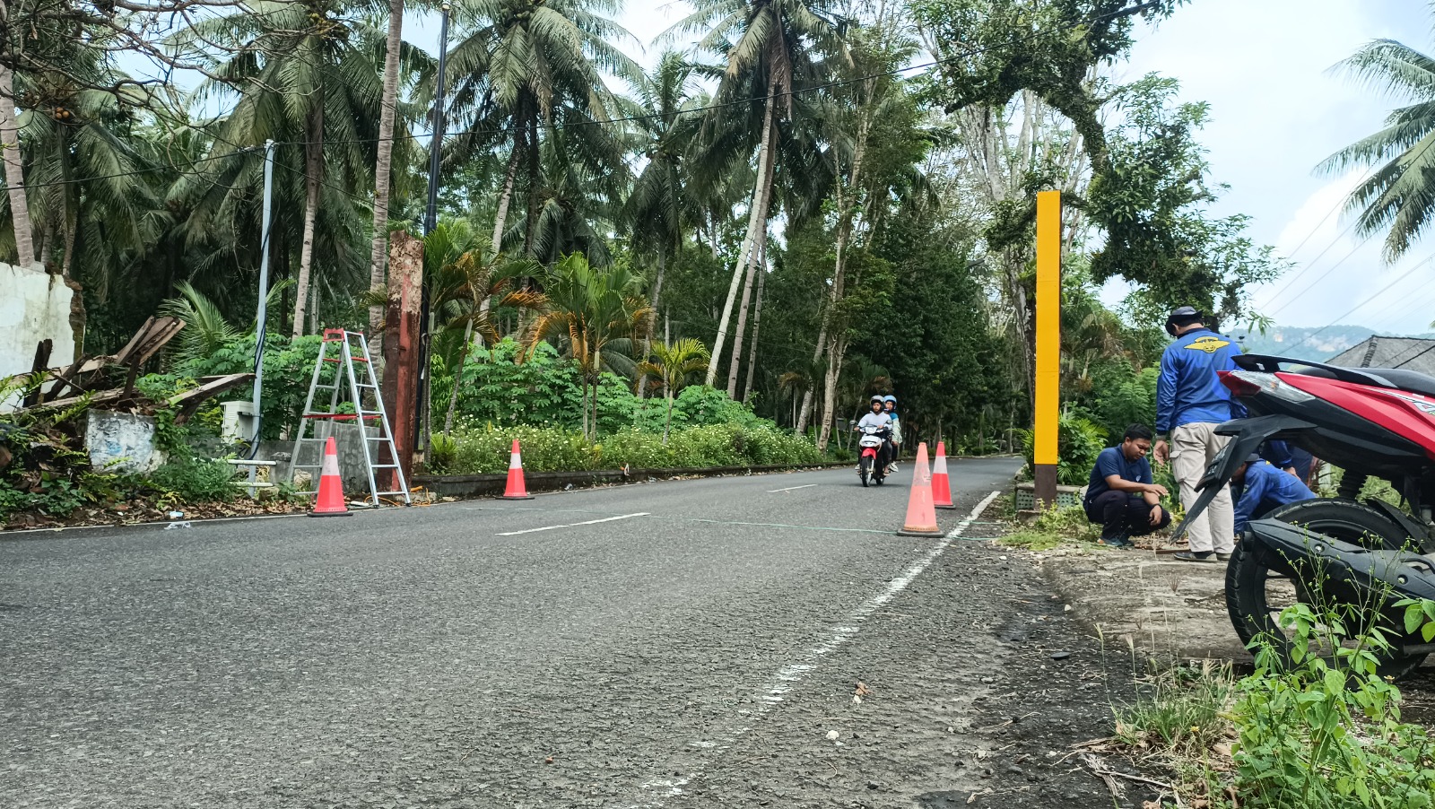JALUR RAWAN: Petugas memasang portal pembatas kendaraan di jalur Sedeng, Pacitan, Selasa (20/1), guna mencegah kecelakaan lalu lintas. NUR CAHYONO/RADAR PACITAN