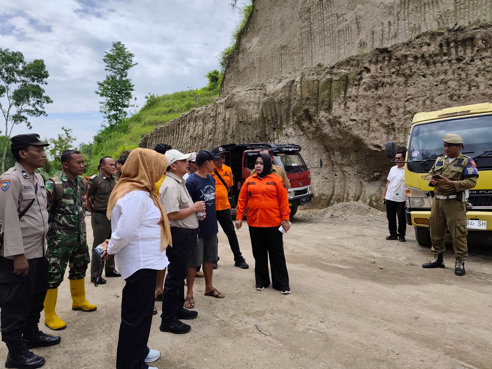SDA: Plt Bupati Ponorogo Lisdyarita meninjau langsung salah satu lokasi tambang sirtu legal di Desa Ngrogung, Kecamatan Ngebel, Selasa (20/1). SUGENG DWI N/RADAR PONOROGO