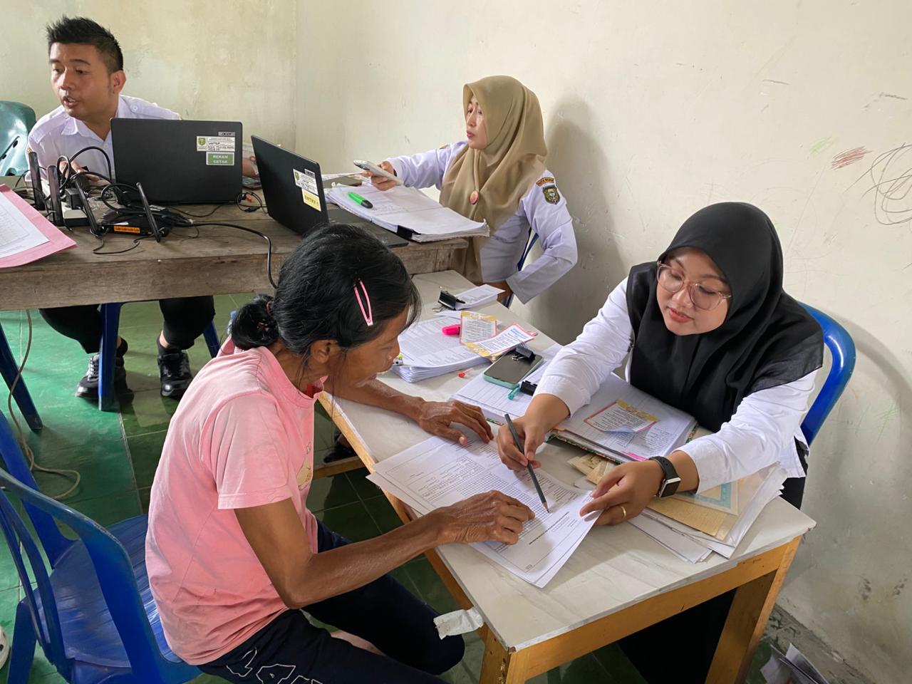 Petugas Dispendukcapil Kota Madiun melayani perekaman Super Biometrik dan instal IKD secara jemput bola hingga tingkat RW di Kelurahan Sukosari. ERLITA HERMININGSIH/RADAR MADIUN