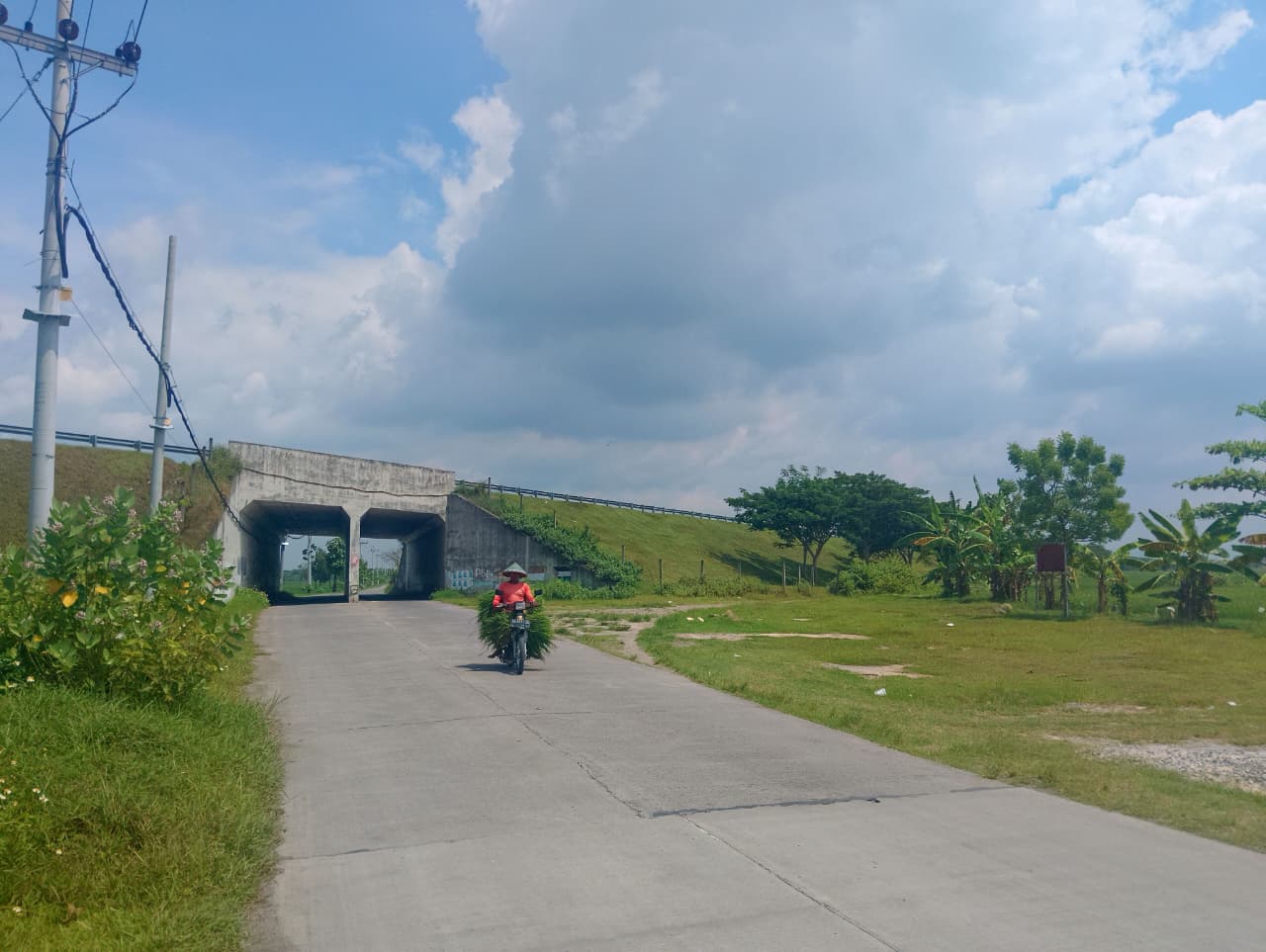 TAK JELAS: Pembebasan lahan proyek Tol Solo&ndash;Kertosono di Desa Babadan Lor, Balerejo, belum tuntas, khususnya akses jalan pertanian yang hingga kini belum dibayar. DOK RADAR MADIUN