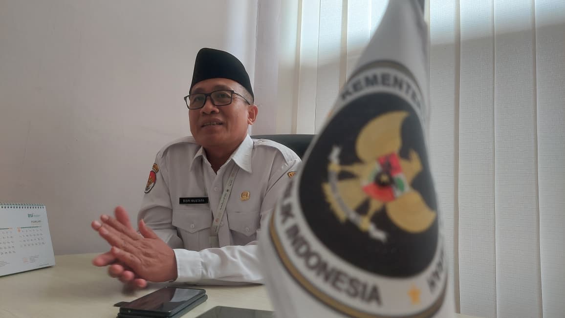 TAHAPAN HAJI: Kepala Kemenhaj Kabupaten Madiun Bisri Mustafa menjelaskan proses pengurusan visa dan penataan kloter calon jemaah haji. DIAN RAHAYU/RADAR MADIUN