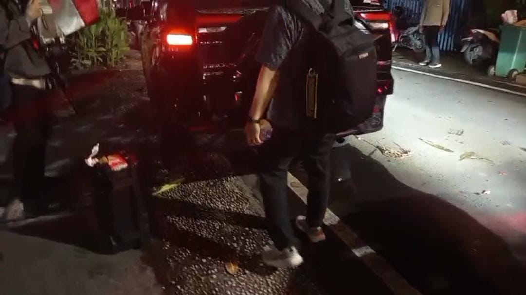 LENGKAPI BUKTI: Tim Komisi Pemberantasan Korupsi melakukan penggeledahan di kediaman Wali Kota Madiun nonaktif Maidi, Rabu (21/1) malam.