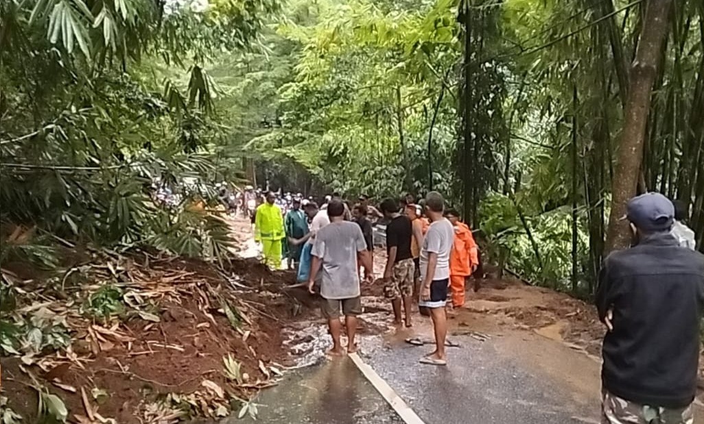 CUACA EKSTREM: Hujan deras memicu longsor dan banjir luapan sungai di sejumlah wilayah Ngawi.