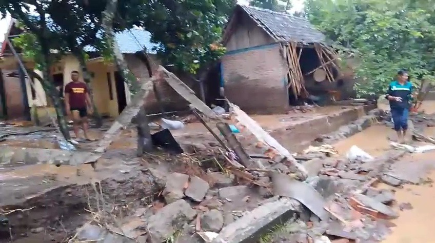 BANJIR MENDADAK: Bagian belakang rumah warga roboh akibat diterjang banjir luapan sungai di Kedunggalar, Ngawi, Selasa (20/1).