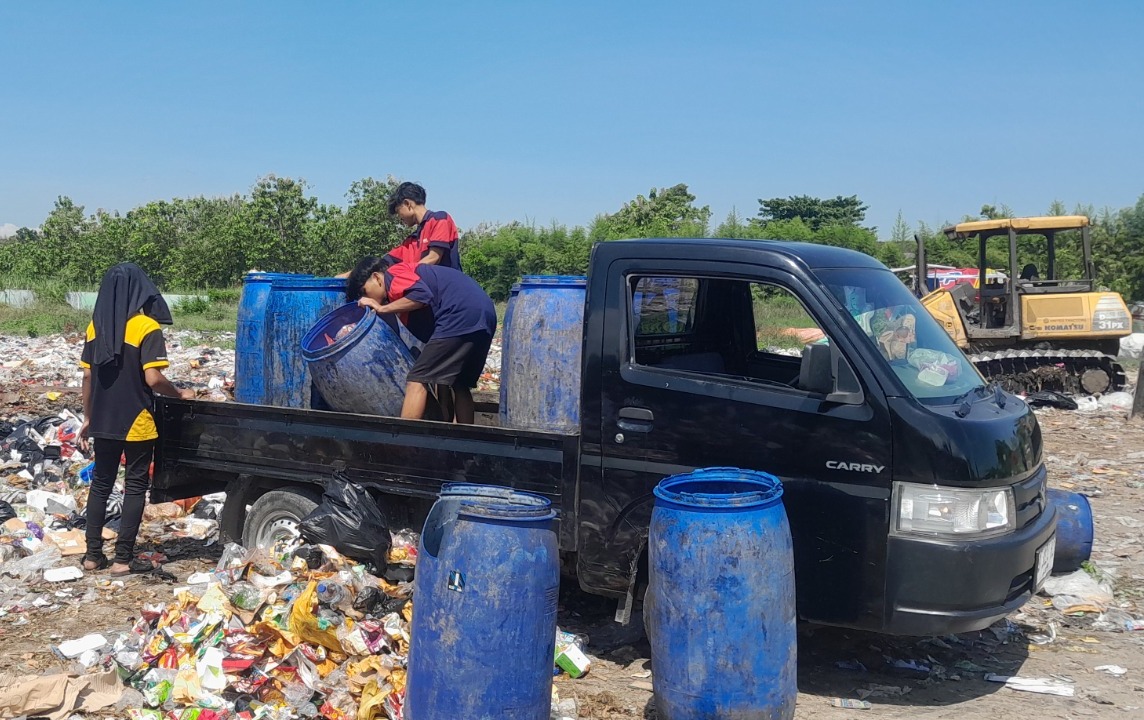 OVERLOAD: Aktivitas pembuangan sampah di TPA Selopuro, Kecamatan Pitu, meningkat tajam setelah penutupan TPA Dadapan. ASEP SYAEFUL/RADAR NGAWI