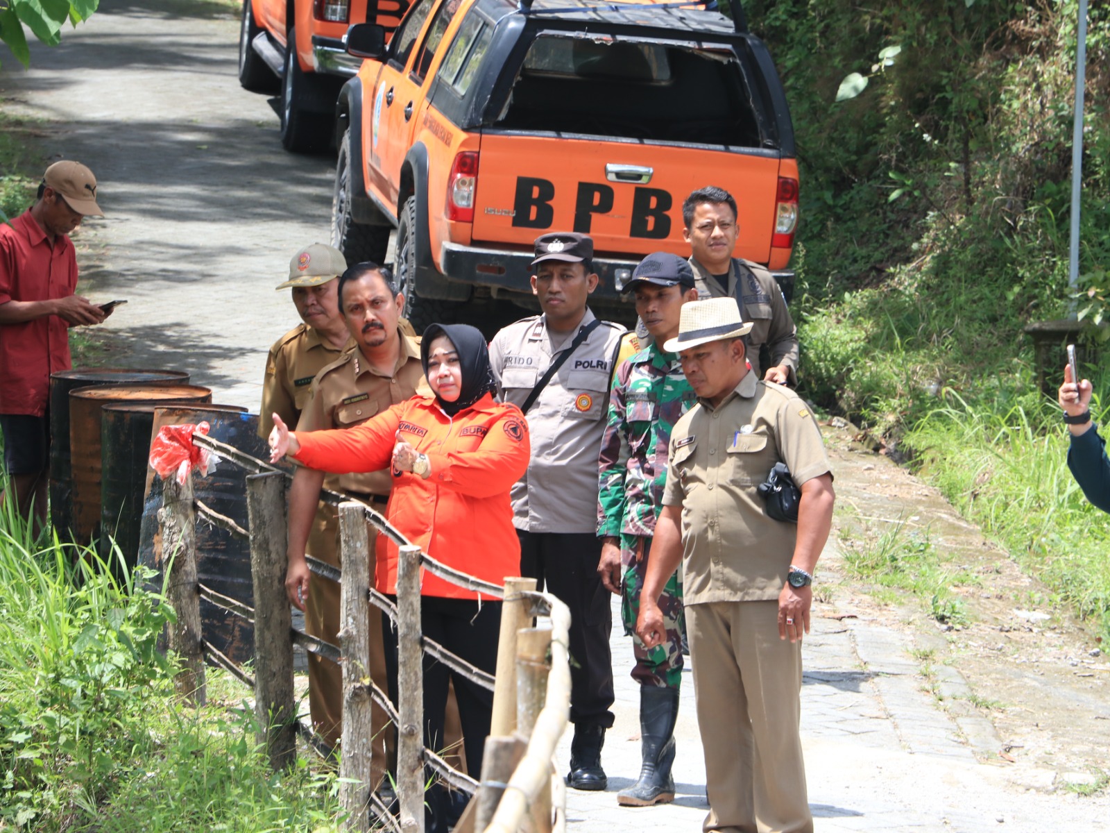 GERCEP: Plt Bupati Ponorogo Lisdyarita meninjau langsung kondisi jalan dan jembatan darurat di Desa Wagir Lor, Ngebel, Selasa (20/1). SUGENG DWI N/RADAR PONOROGO