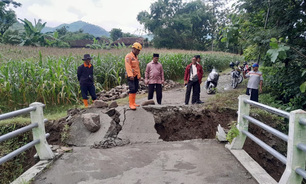 RUSAK PARAH: Jembatan dan infrastruktur jalan di tiga desa pada tiga kecamatan di Ponorogo putus total akibat bencana hidrometeorologi awal 2026. SUGENG DWI N/RADAR PONOROGO