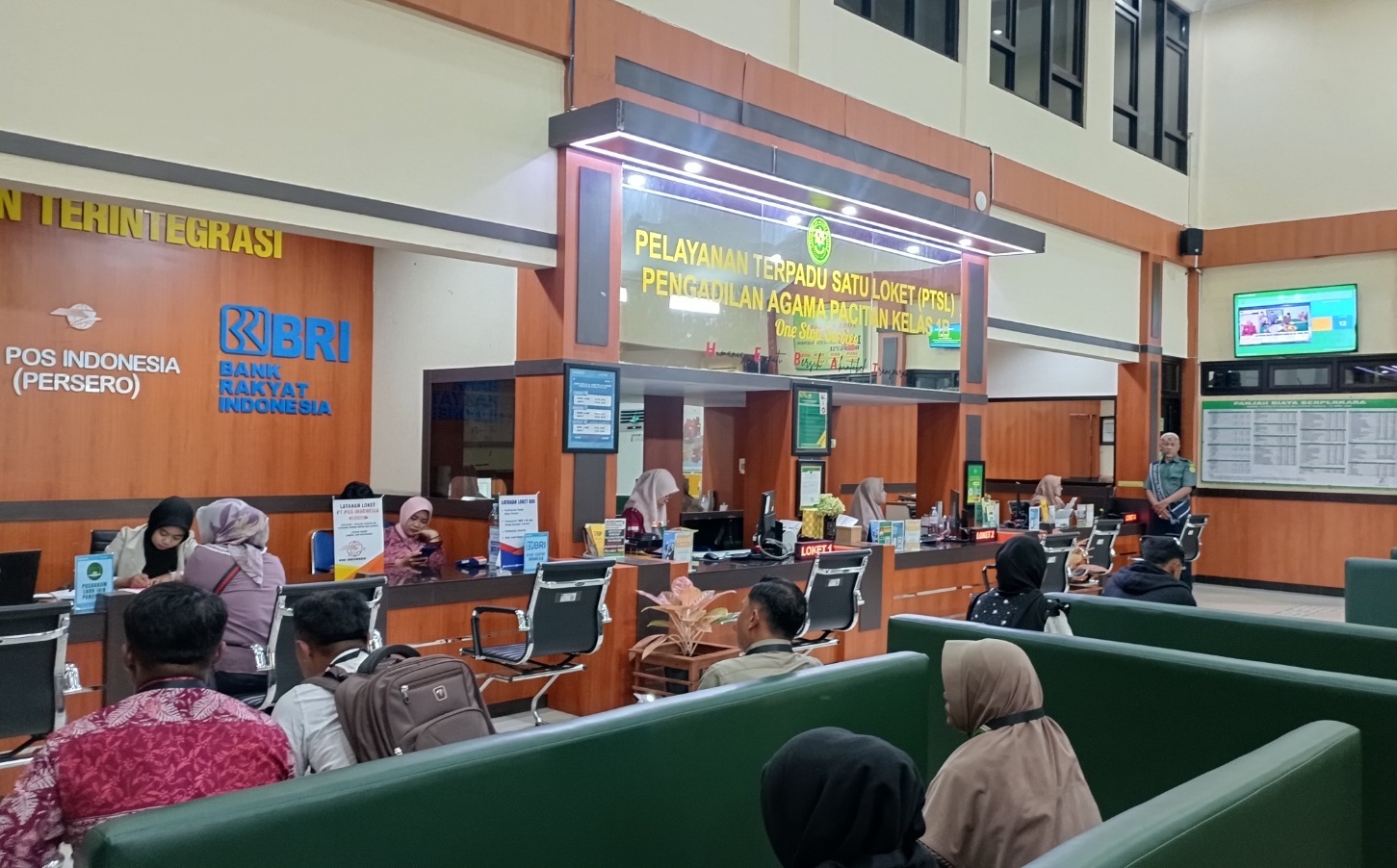 SUASANA PELAYANAN: Aktivitas pelayanan di Pengadilan Agama Pacitan yang sepanjang 2025 menerima puluhan permohonan dispensasi nikah. NUR CAHYONO/RADAR PACITAN