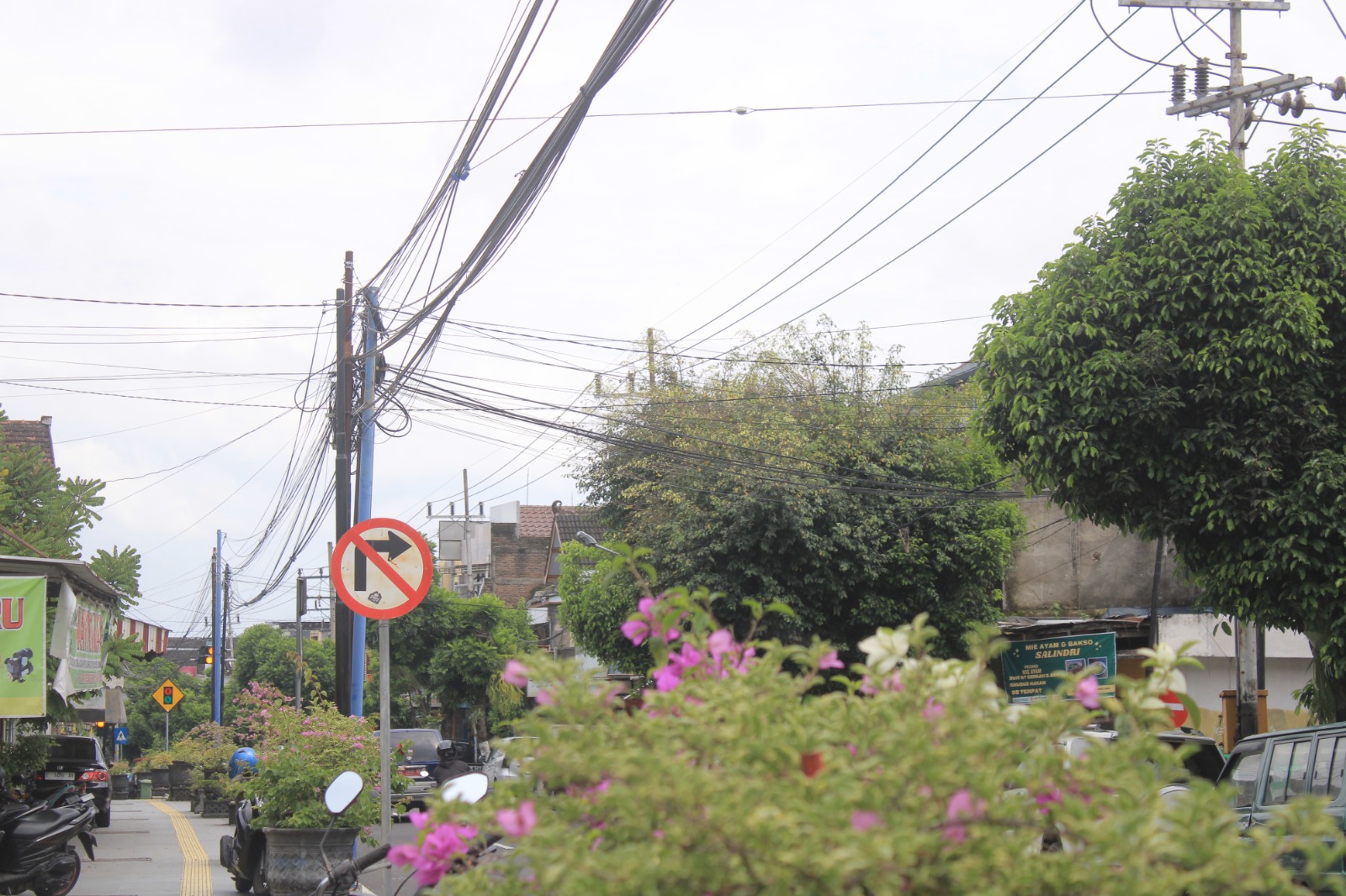 RUWET: Jaringan kabel udara tampak semrawut di salah satu jalan protokol Kota Magetan yang akan segera ditertibkan dengan melibatkan ISP. AJI PUTRA/RADAR MAGETAN