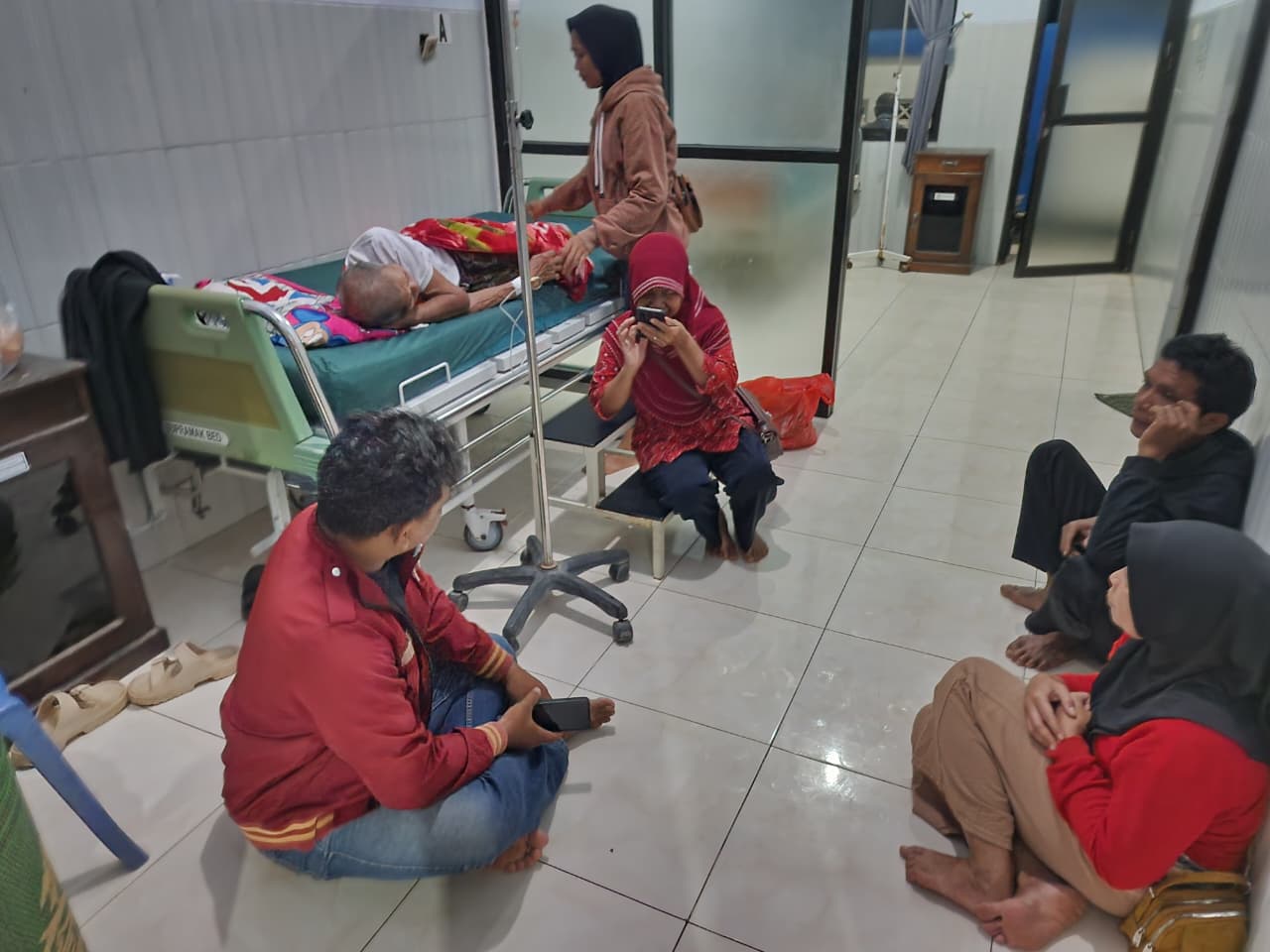 PENYELIDIKAN: Kadiman menjalani perawatan di Puskesmas Donorojo.