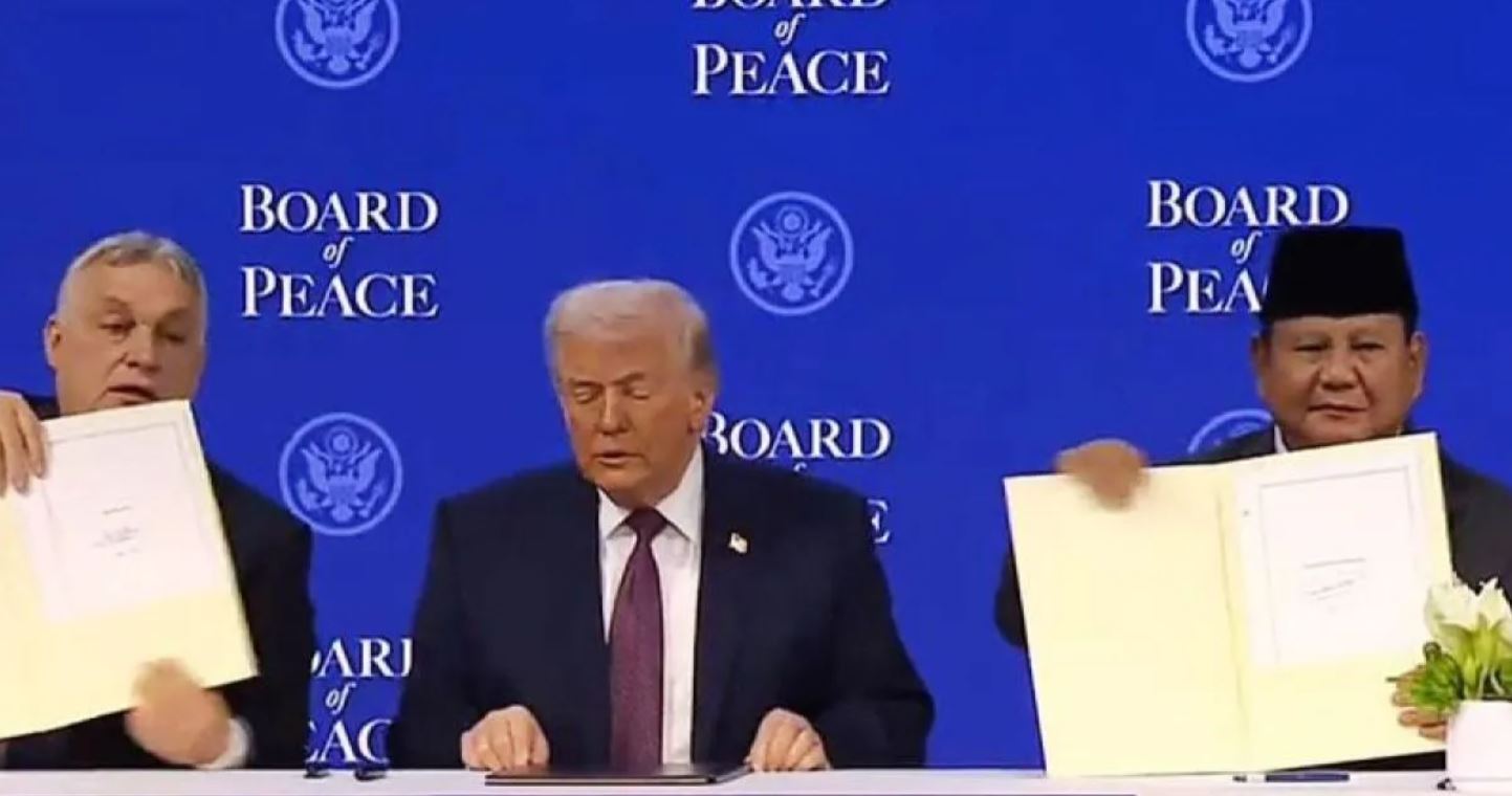 Prabowo berdampingan dengan Trump di Davos, Indonesia resmi masuk Dewan Perdamaian Gaza.
