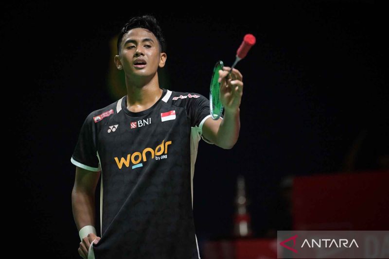 Pebulu tangkis tunggal putra Indonesia Alwi Farhan berselebrasi usai meraih poin atas lawannya pebulu tangkis China Wang Zheng Xing pada babak 16 besar Daihatsu Indonesia Masters 2026.