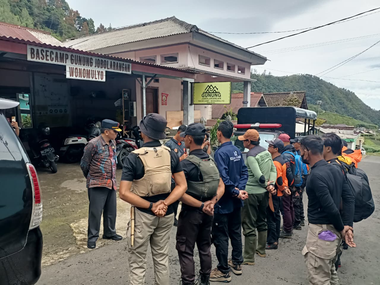 PENYISIRAN: Tim gabungan BPBD Magetan bersama relawan melakukan pencarian pendaki hilang melalui jalur Jobolarangan, Poncol. AJI PUTRA/RADAR MAGETAN