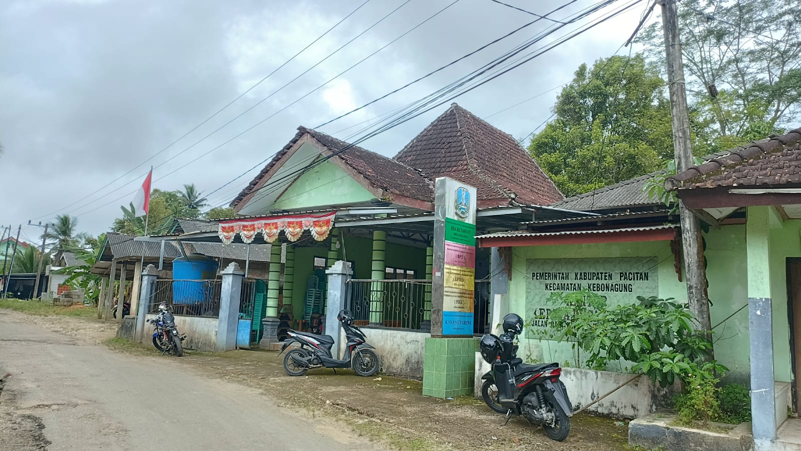 AKHIRNYA PULANG: Sejumlah petugas berada di rumah bendahara Desa Klesem yang menjadi terduga pelaku penyelewengan dana desa. FOTO: NUR CAHYONO/RADAR PACITAN