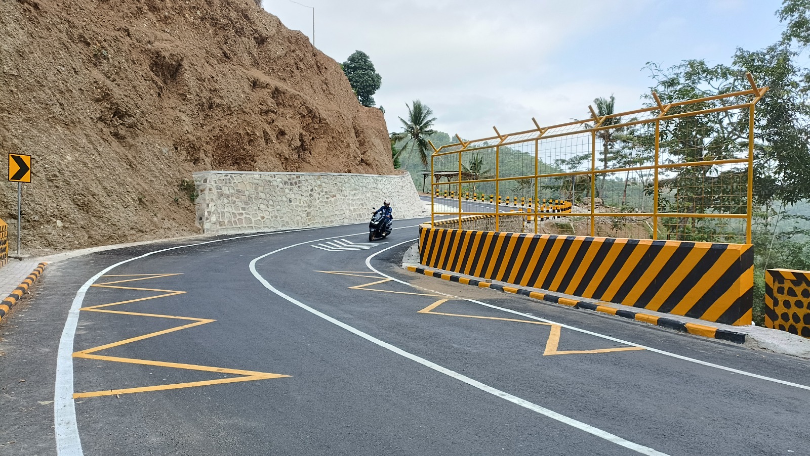 LOKASI PROYEK: Ruas Jalan Arjosari&ndash;Purwantoro di Kecamatan Nawangan yang akan diperlebar menjadi enam meter tahun ini. NUR CAHYONO/RADAR PACITAN