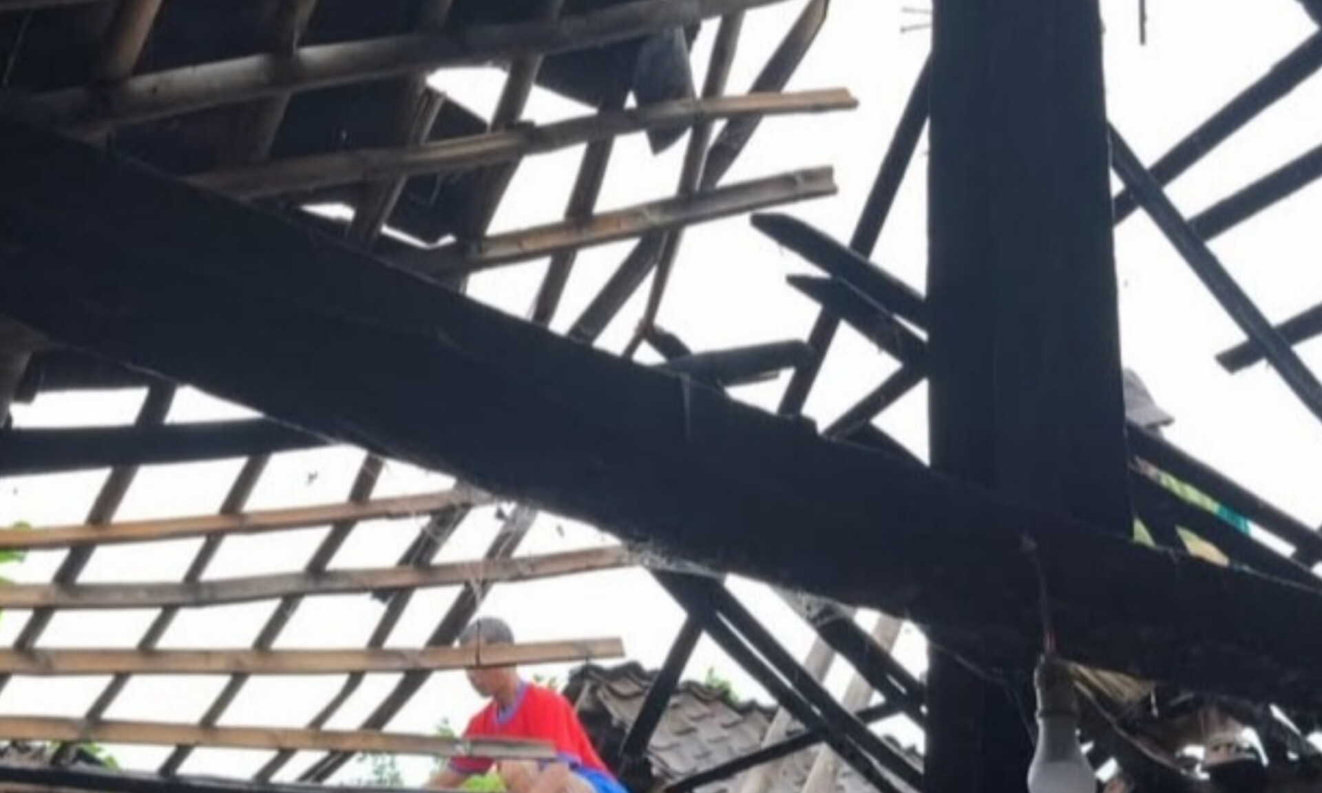 AMBRUK: Kondisi atap rumah warga Desa Balegondo, Kecamatan Ngariboyo, Magetan, yang ambruk akibat bangunan lapuk, Kamis (22/1). FOTO: ISTIMEWA