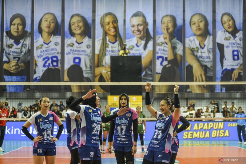 Para pemain Jakarta Livin Mandiri berselebrasi usai mengalahkan tim Yogya Falcons pada pertandingan PLN Mobile Proliga 2025.