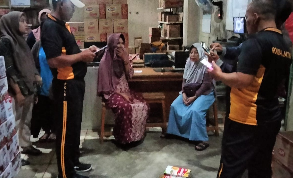 PANJANG TANGAN: Dua emak-emak komplotan pencurian asal luar daerah tertangkap basah usai mengutil empat kotak susu formula di swalayan Desa Bancar, Bungkal. FOTO: ISTIMEWA