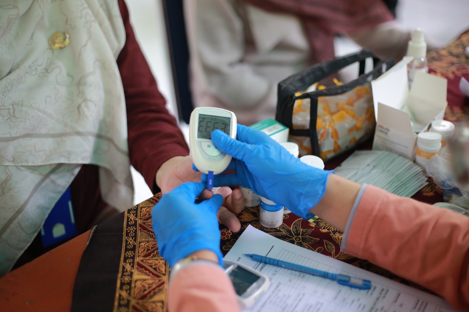 DETEKSI DINI: Petugas Puskesmas Ngegong melakukan pemeriksaan kesehatan gratis bagi guru dan tenaga pendidik SMPN 3 Madiun. (BAGAS BIMANTARA/RADAR MADIUN)