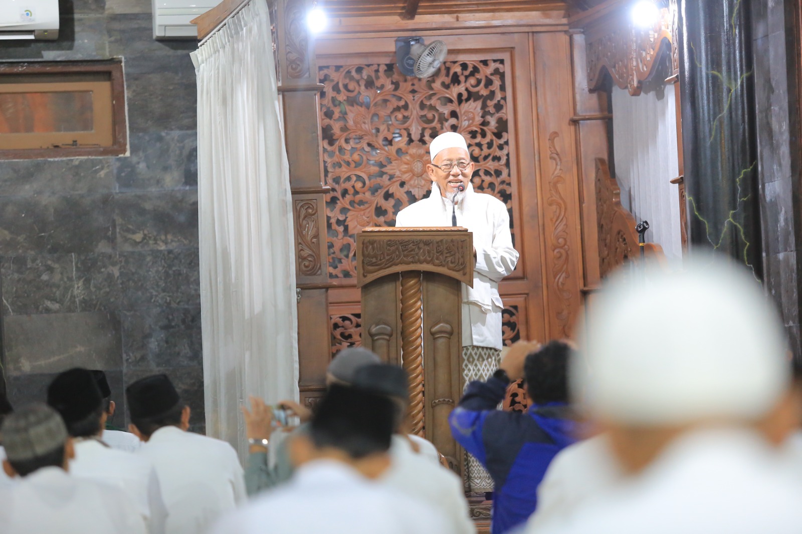 IKHTIAR BERSAMA: Warga mengikuti doa bersama di Masjid Agung Baitul Hakim Kota Madiun sebagai ikhtiar memohon keselamatan dan perlindungan. BAGAS BIMANTARA/RADAR MADIUN