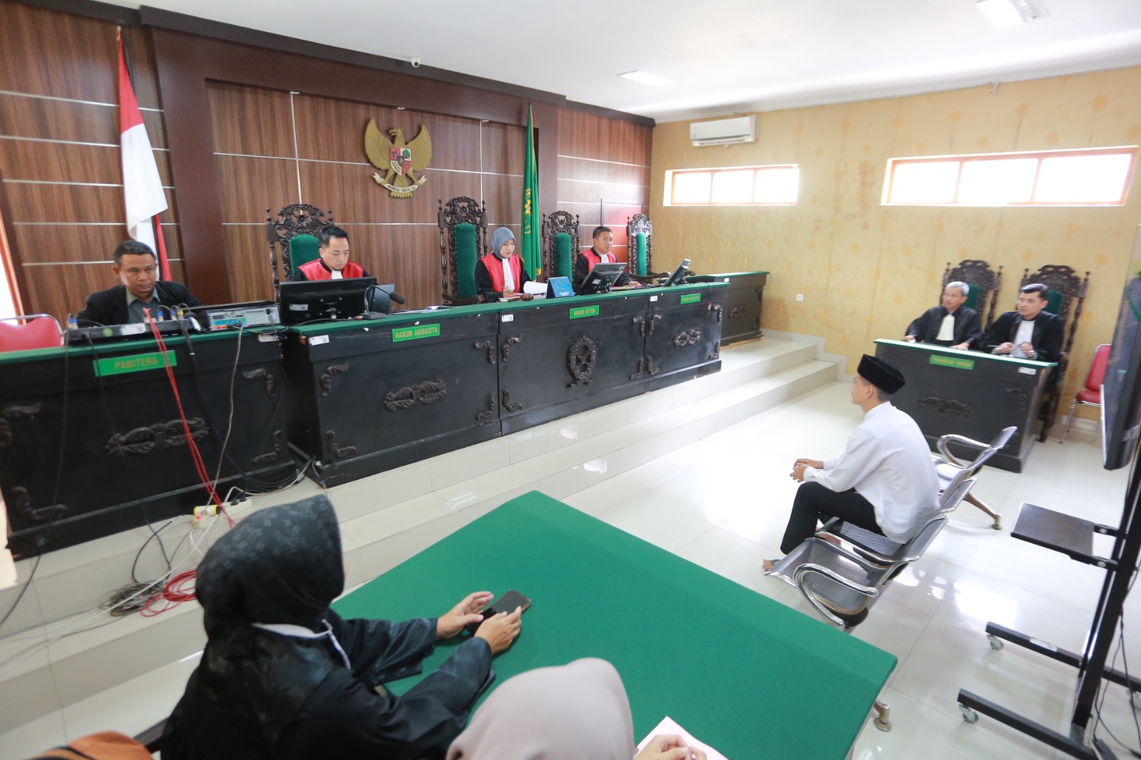 DIPUTUS: Vical Putra Ardiansyah Turner menjalani sidang pembacaan putusan perkara pelemparan bom molotov di Pengadilan Negeri Kota Madiun. DOK RADAR MADIUN