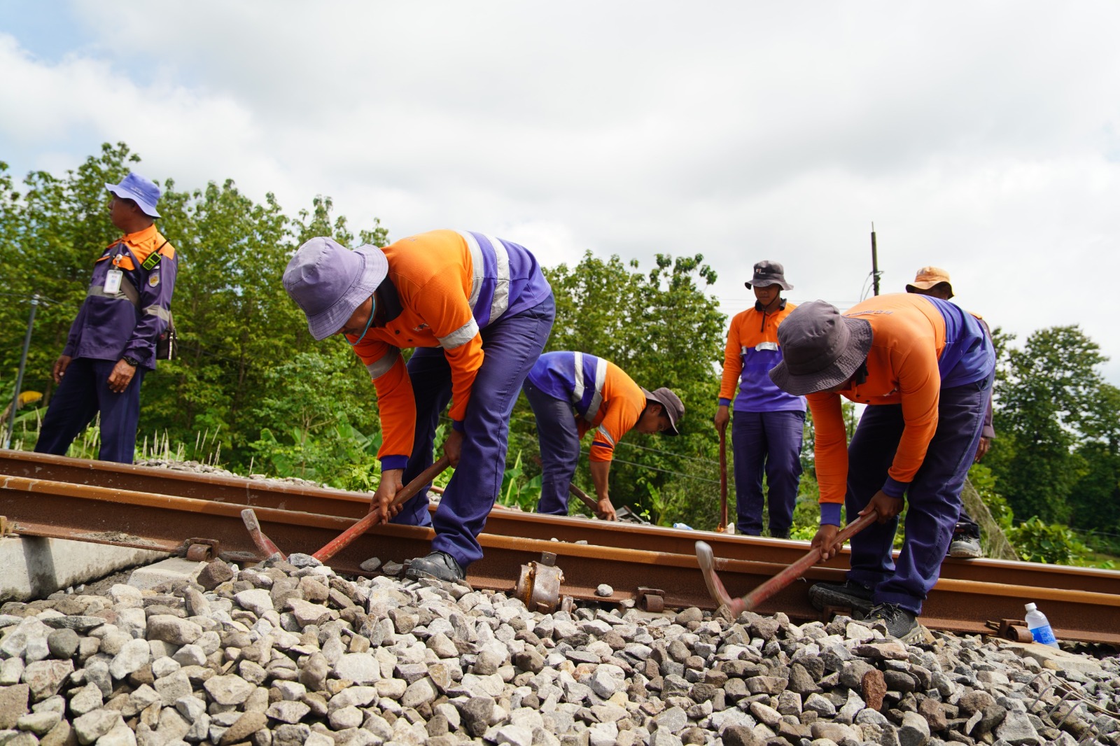 MITIGASI: Petugas KAI Daop 7 Madiun melakukan pengecekan dan pemeliharaan jalur kereta api sebagai langkah antisipasi cuaca ekstrem.