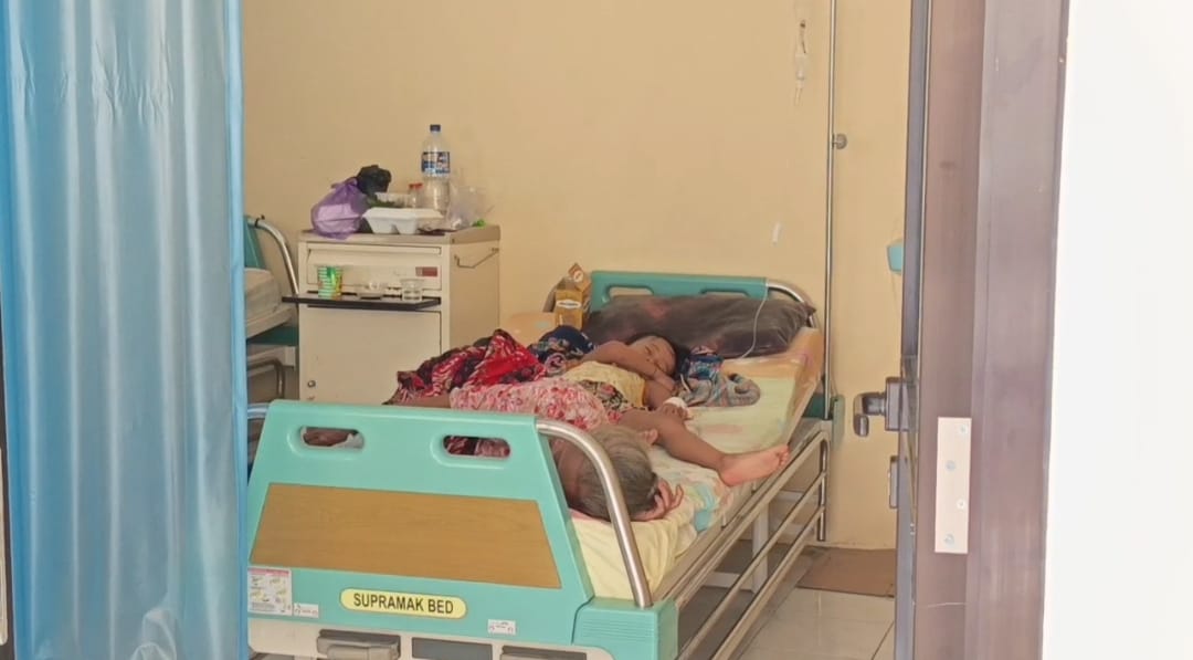 RAWAT INAP: Seorang anak menjalani perawatan di Puskesmas Sudimoro akibat dugaan diare di tengah kasus diare massal yang menyerang ratusan warga.