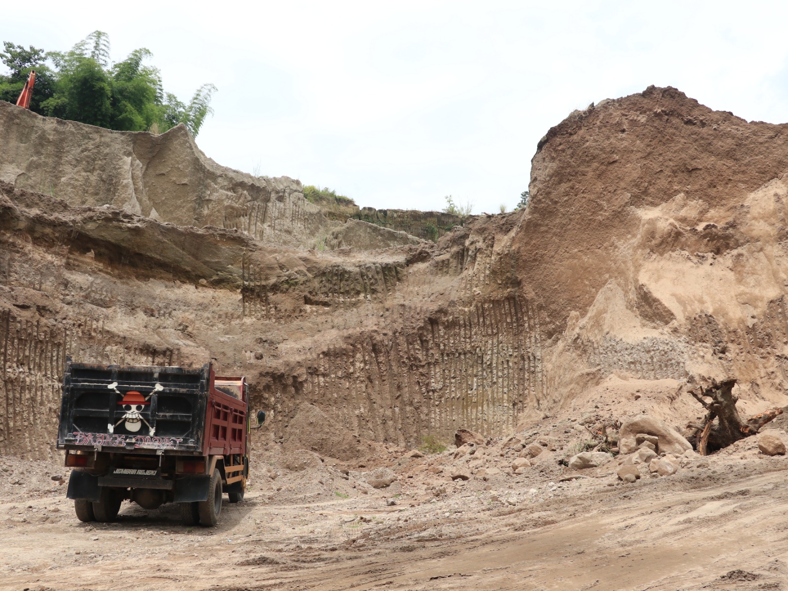 MENJAMUR: Pemkab Ponorogo mendata hanya sembilan tambang yang mengantongi izin resmi. Selebihnya diduga tambang ilegal yang beroperasi di kawasan Ngebel dan Jenangan. DOK RADAR PONOROGO