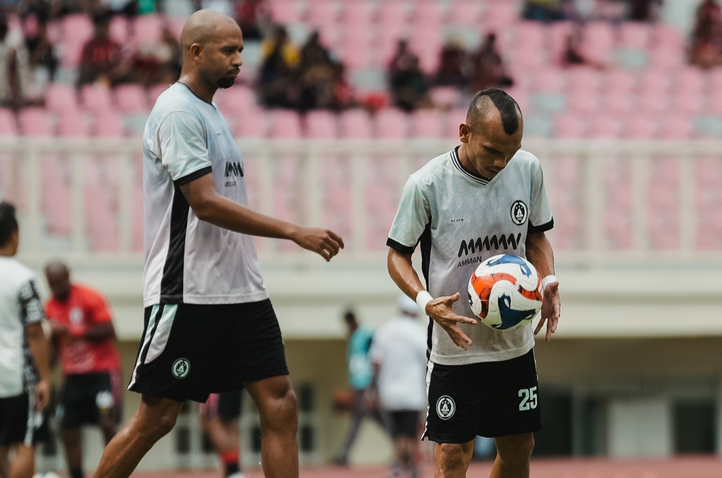 Skuad PSS saat pemanasan jelang laga.