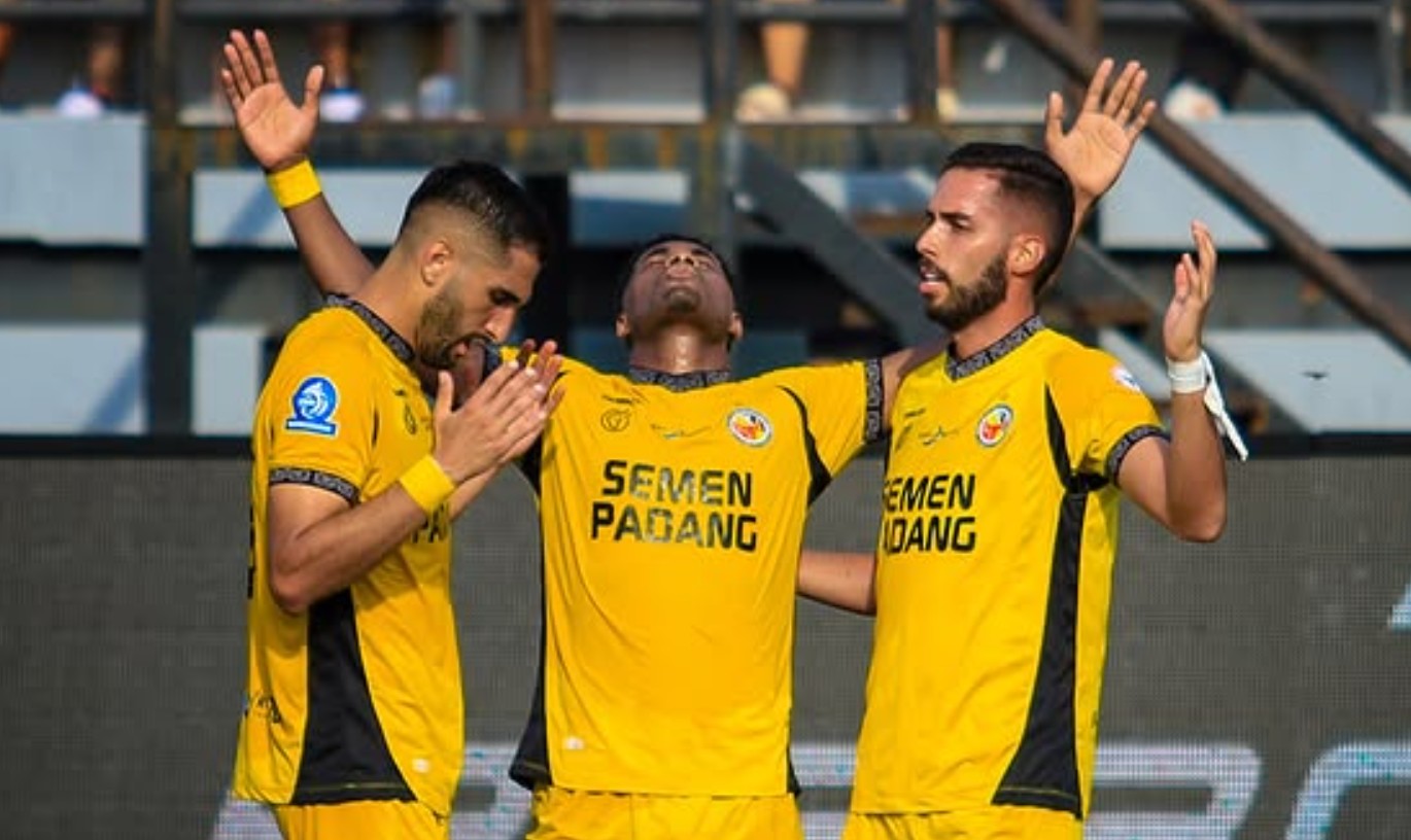 Para pemain Semen Padang merayakan gol di BRI Super League vs Bali United.