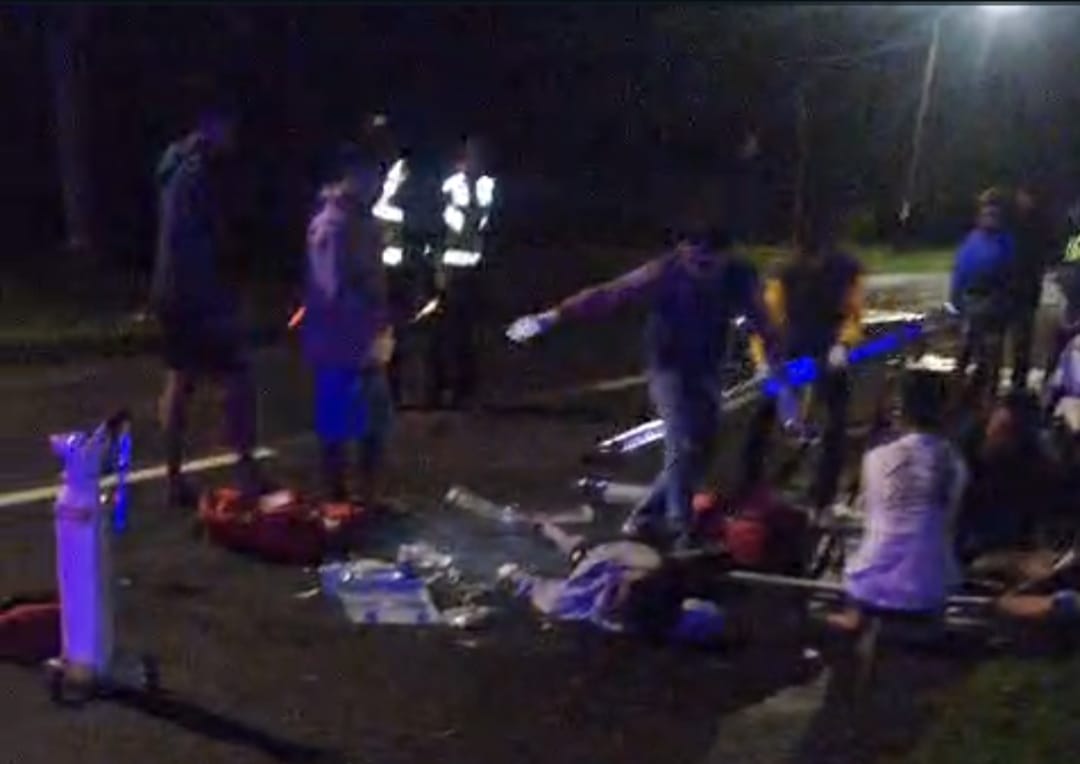 Evakuasi korban tabrakan pikap sayur dan penonton balap liar di Kawedanan, Magetan, Sabtu (24/1).