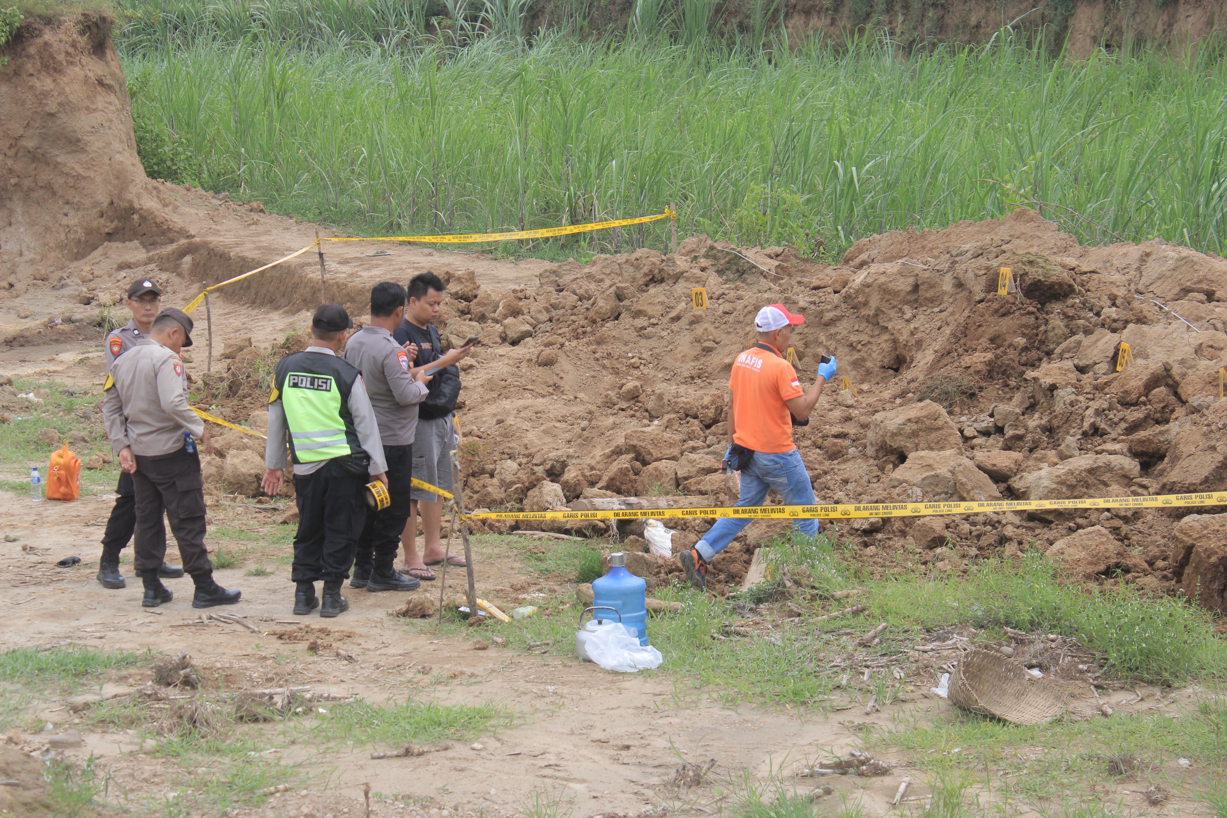 TEBING AMBRUK: Lokasi galian sawah di Desa Sugihwaras, Maospati, tempat pekerja tewas tertimbun longsoran tanah setinggi tiga meter. AJI PUTRA/RADAR MAGETAN