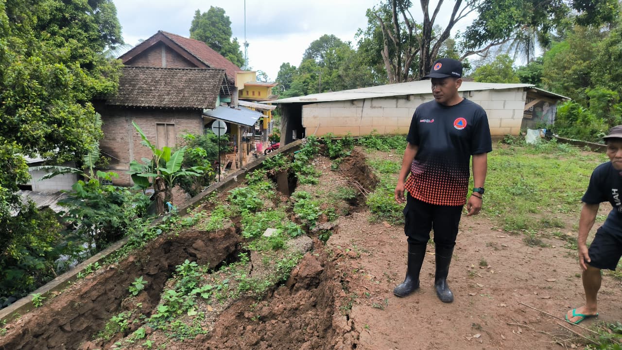 Petugas BPBD bersama warga membersihkan material longsor yang merusak rumah warga di Desa Bodag, Kecamatan Kare, Kabupaten Madiun. DIAN RAHAYU/RADAR MADIUN
