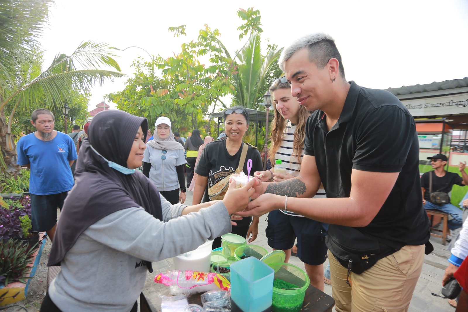 Warga memadati Pasar Krempyeng di Lapak Bumi Semendung, Kelurahan Klegen, Kartoharjo, yang kembali aktif usai vakum sejak pandemi, Minggu (25/1). BAGAS BIMANTARA/RADAR MADIUN