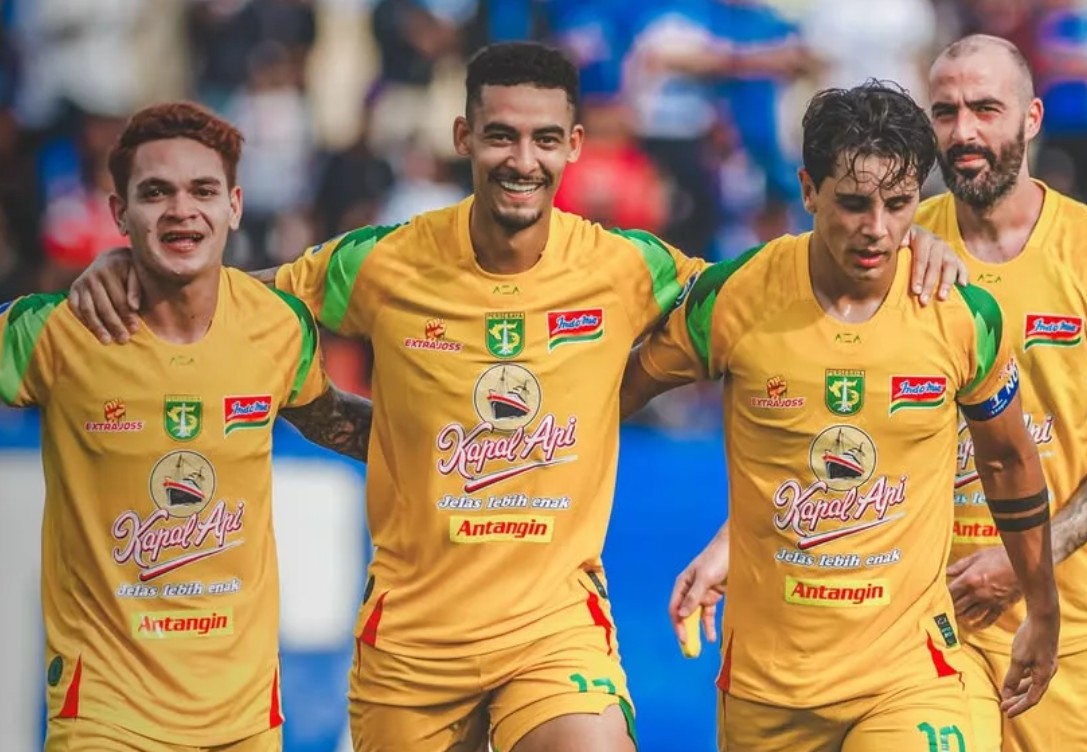 Para pemain Persebaya merayakan kemenangan di BRI Super League.