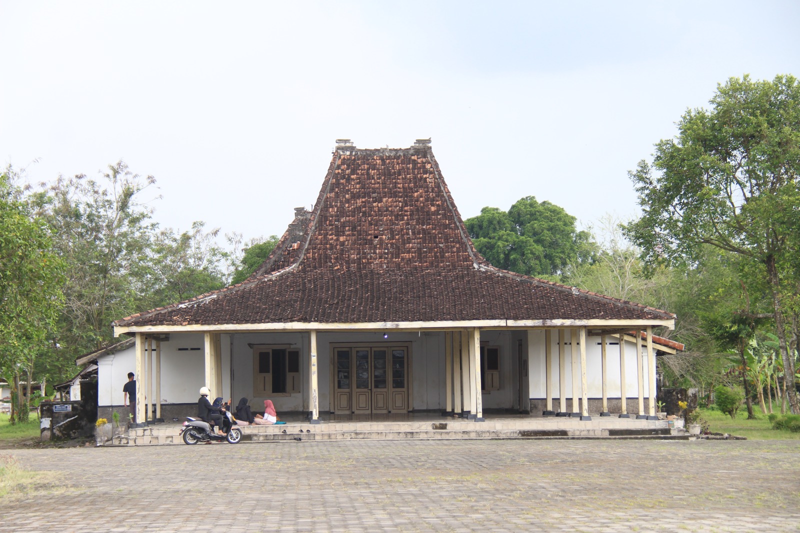 Rekonstruksi bangunan pendapa dan Rumah Kepatihan di Ngawi melibatkan tenaga ahli cagar budaya untuk menjaga keaslian bangunan bersejarah. ASEP SYAEFUL/RADAR NGAWI