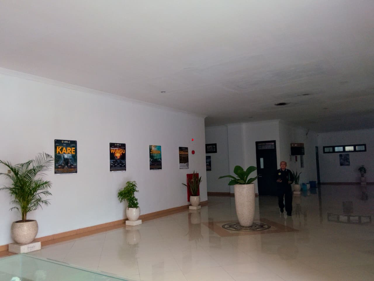 Lobi Kantor Bupati Madiun di Puspem Caruban tampil estetik dengan poster potensi wilayah, kutipan motivasi, dan visi-misi daerah yang menarik perhatian tamu. LODITYA FERNANDES/RADAR MADIUN