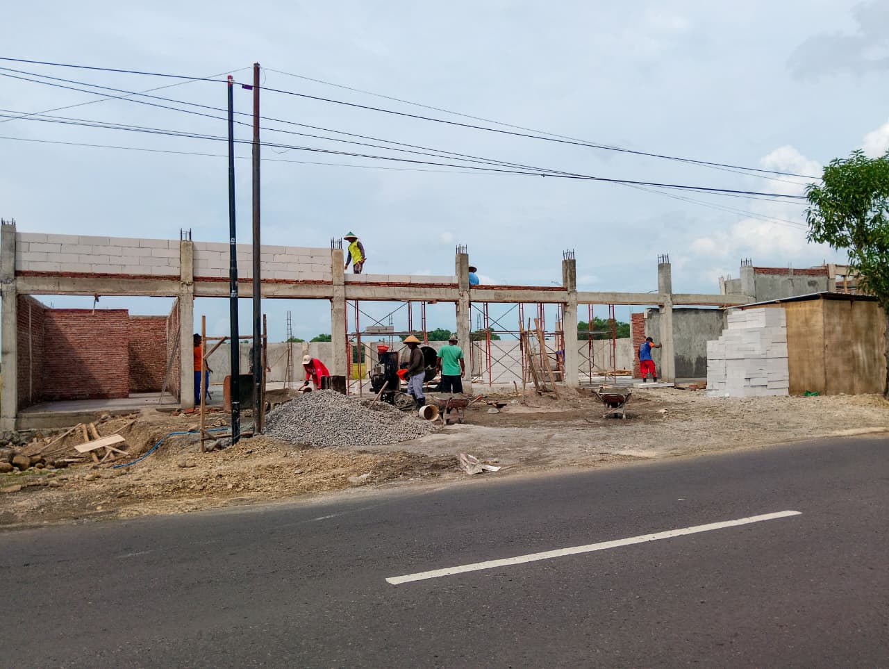 Proses pembangunan gerai Koperasi Desa Merah Putih di salah satu desa di Kabupaten Madiun, sementara dua desa lainnya masih mencari lahan yang sesuai. LODITYA FERNANDES/RADAR MADIUN