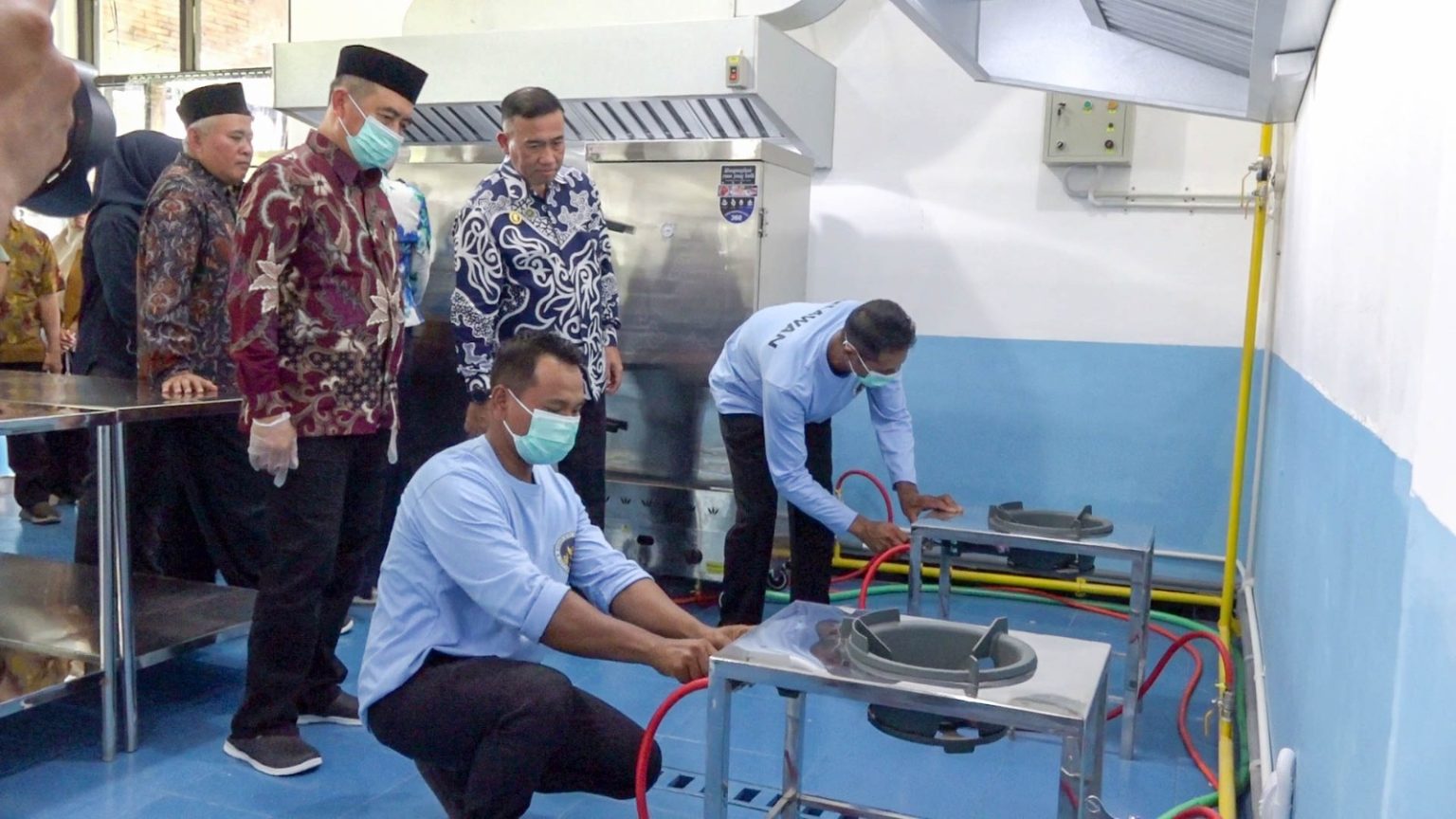 Bupati Madiun Hari Wuryanto memberikan arahan kepada pengelola SPPG terkait pelaksanaan program Makan Bergizi Gratis agar berjalan sesuai SOP. DOK RADAR MADIUN