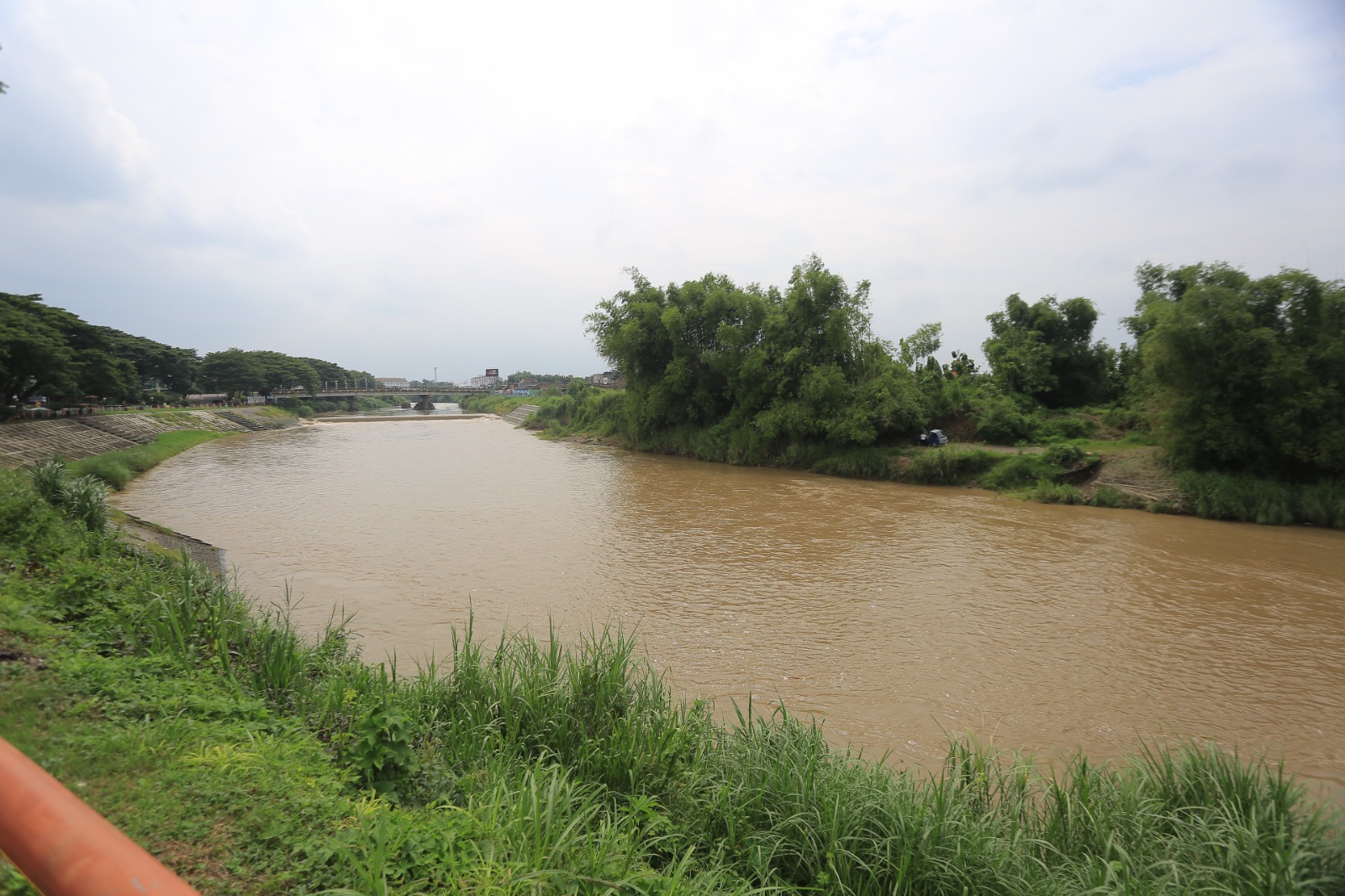 BBWS Bengawan Solo memantau debit sungai di wilayah Madiun Raya selama musim penghujan untuk mengantisipasi potensi banjir. BAGAS BIMANTARA/RADAR MADIUN