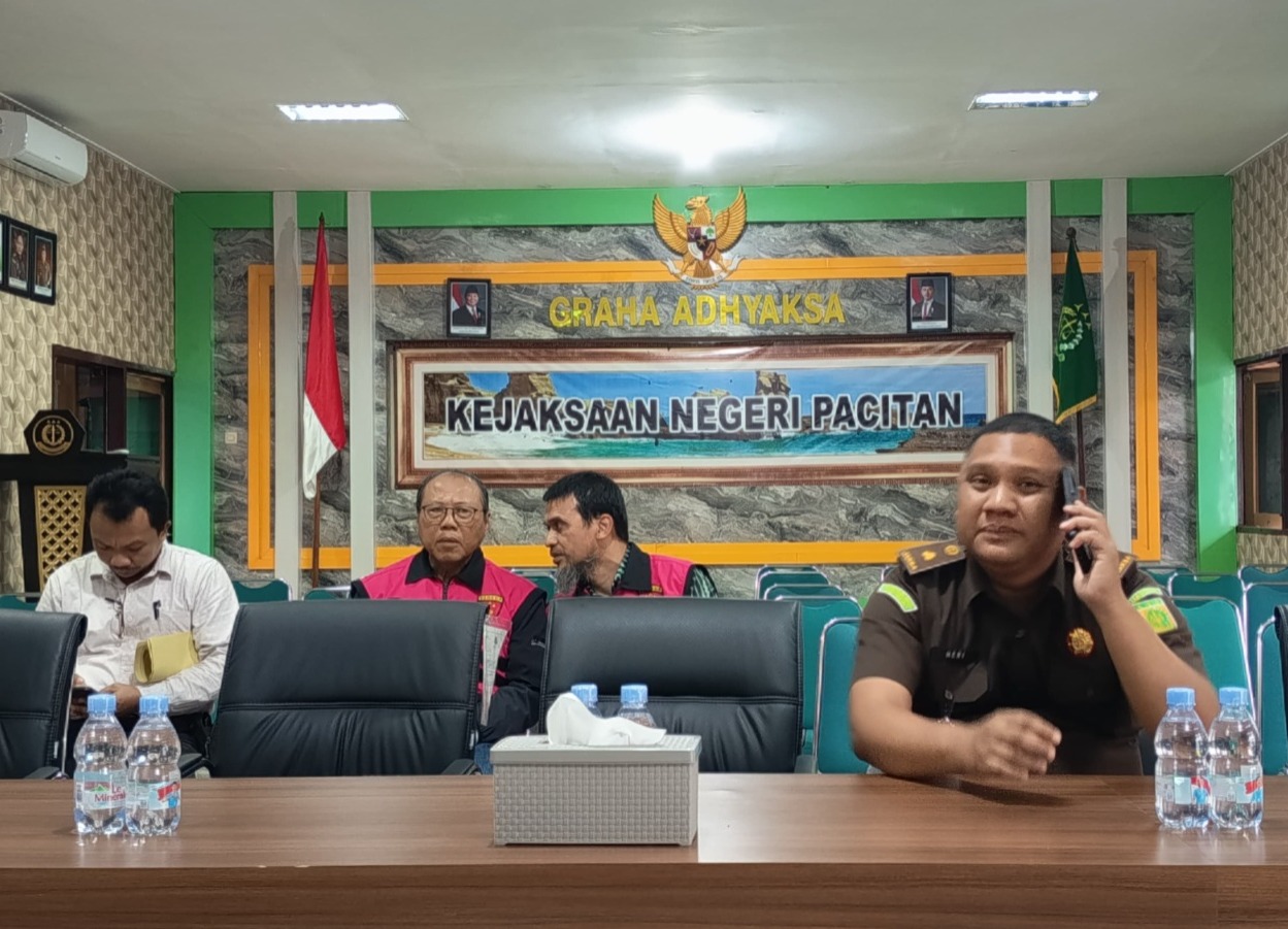 Kasi Intelijen Kejari Pacitan Muhammad Heriansyah menyampaikan perkembangan penanganan kasus korupsi proyek penanganan banjir Sungai Asem Gandok Grindulu. DOK RADAR PACITAN