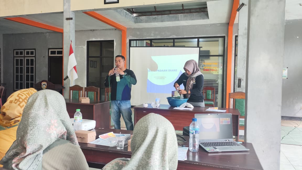 Petugas Dinas Kesehatan Pacitan memberikan penjelasan penggunaan klorin kepada guru, kader kesehatan, dan perangkat desa terkait penanganan diare massal di Sudimoro. FOTO: DINKES PACITAN