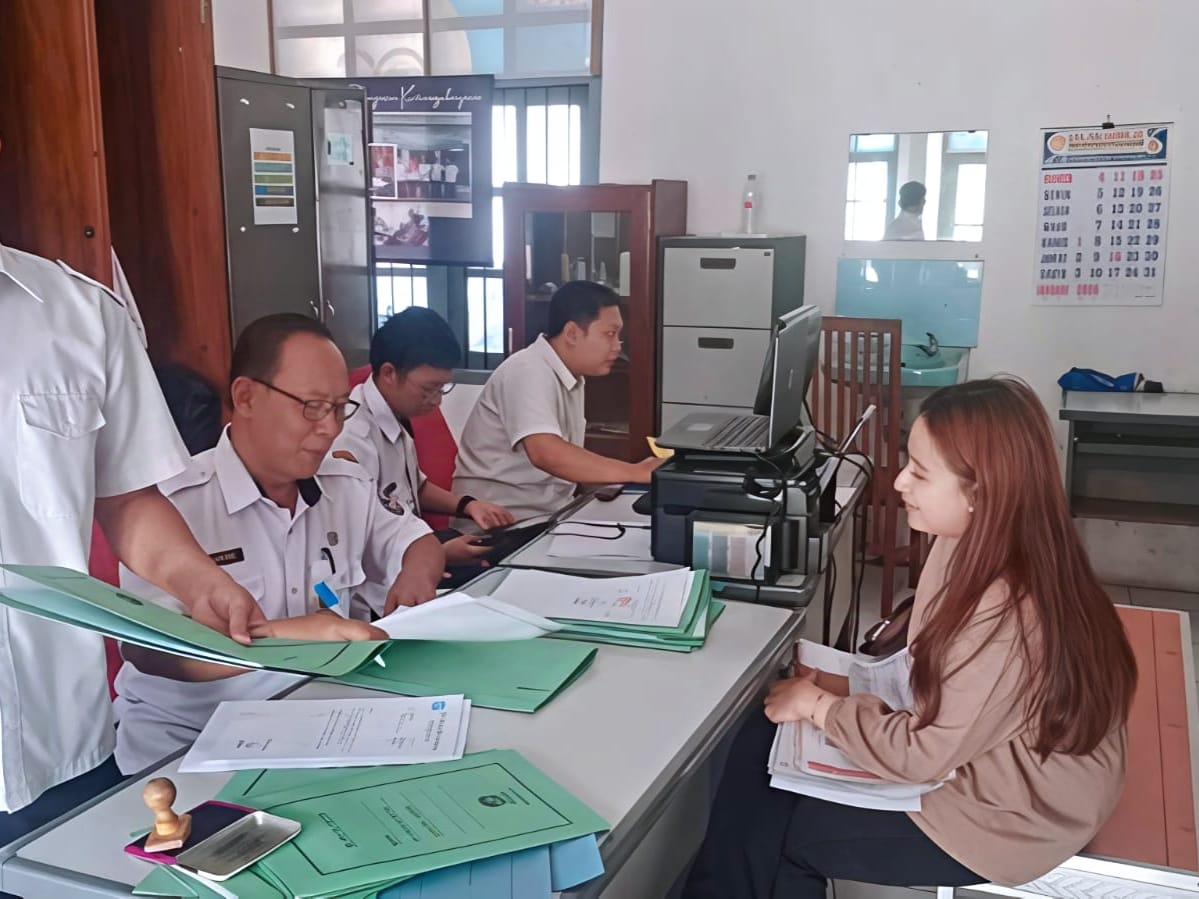 Seorang calon pekerja migran Indonesia (PMI) mengurus surat rekomendasi keberangkatan ke Malaysia di Disdagnaker Pacitan. NUR CAHYONO/RADAR PACITAN